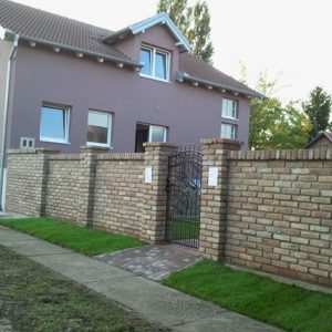 Otvorena crkvena zgrada u Ilači