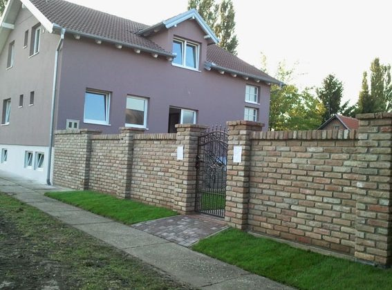 Otvorena crkvena zgrada u Ilači