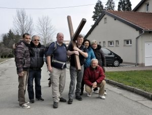 Britanci Mike Vickers i Alan Saundres s križem na leđima dugim 3,6 metra i teškim 20 kg hodaju od Zagreba do Vukovara